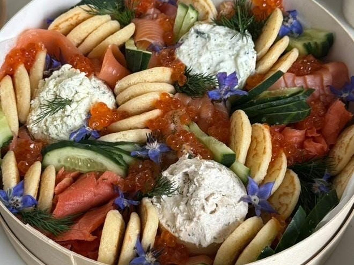 Plateau saumon fumé, blinis et œufs de saumon