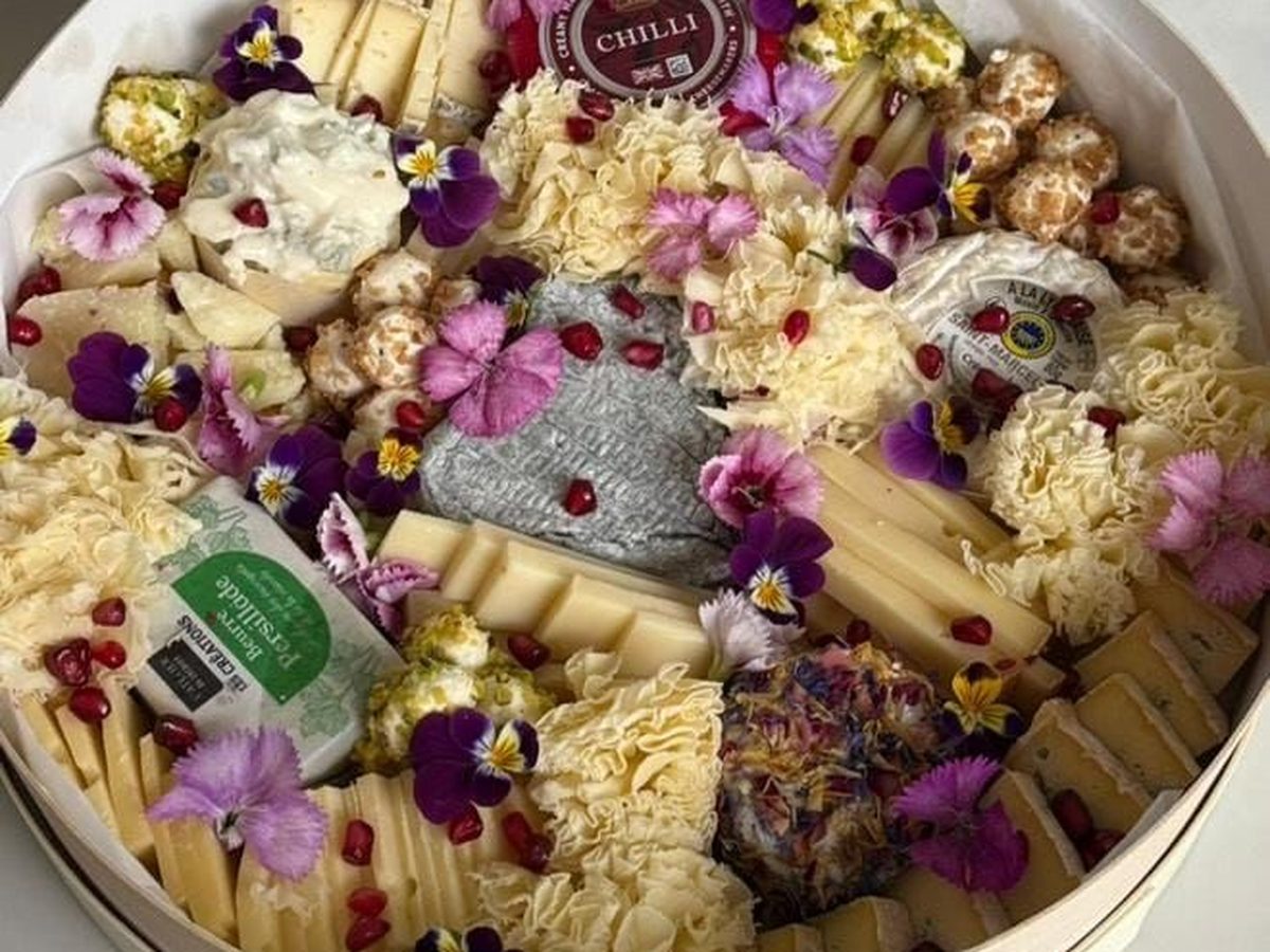 Plateau de fromages affinés et fleurs comestibles