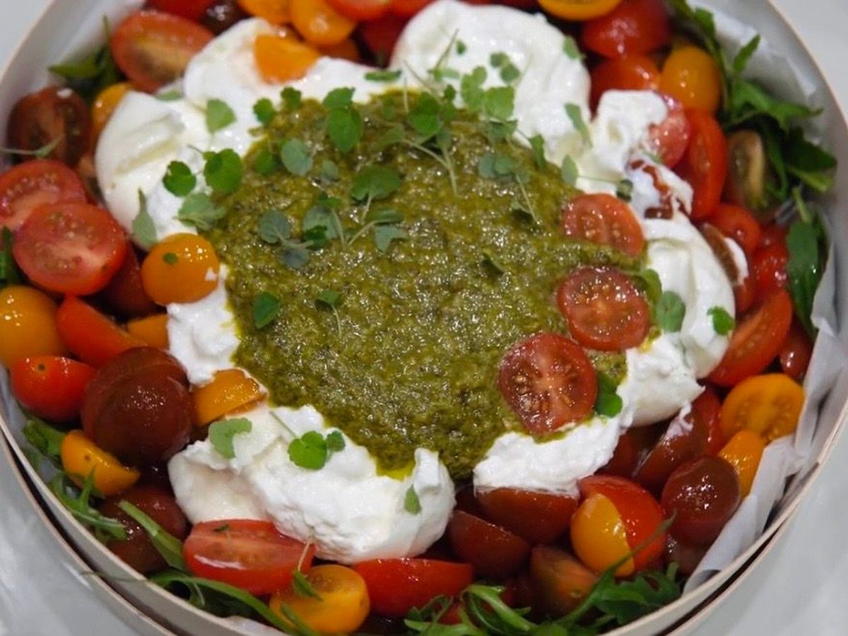 Burrata, tomates cerises et pesto maison