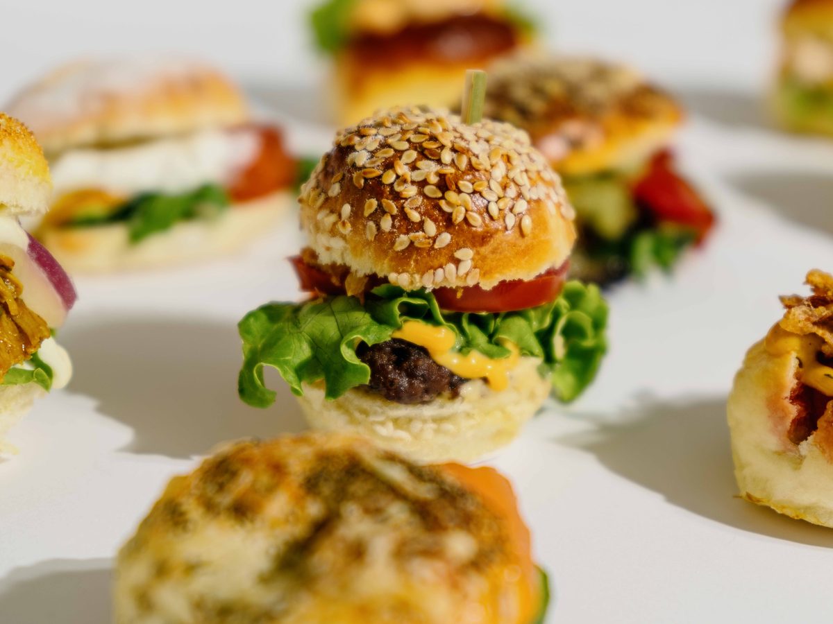 Mini burger au bœuf, pain sésame et cheddar