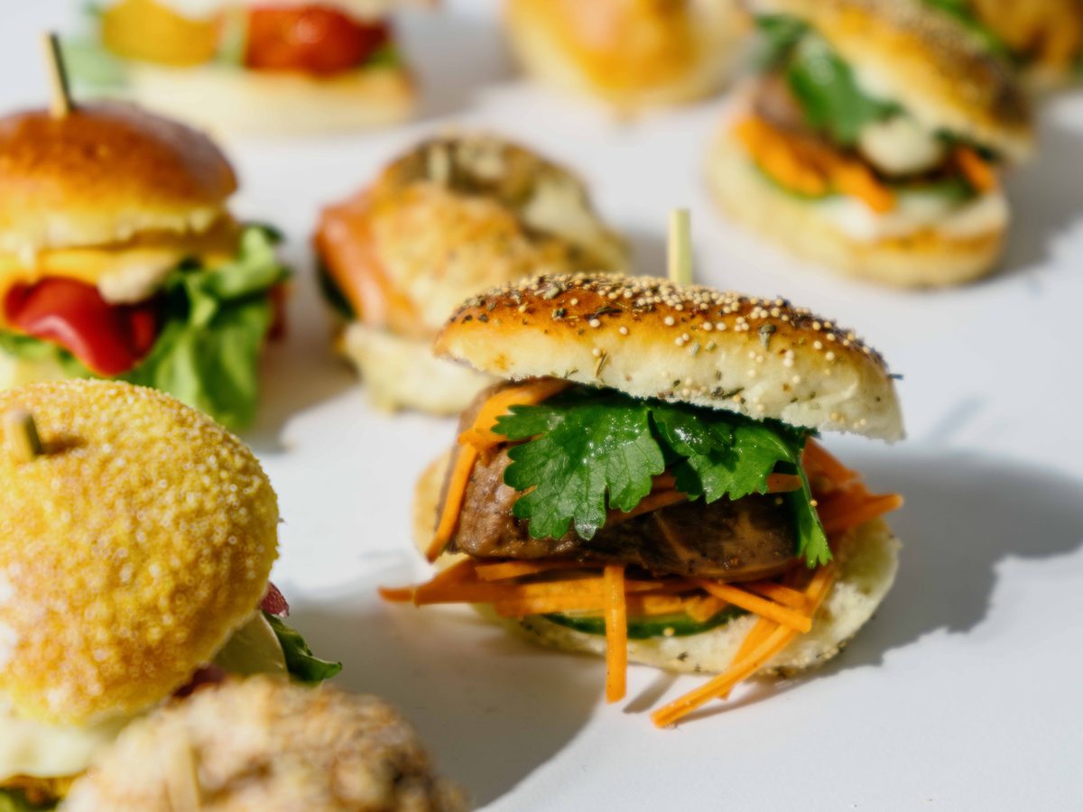 Mini burgers garnis, pain aux graines de pavot