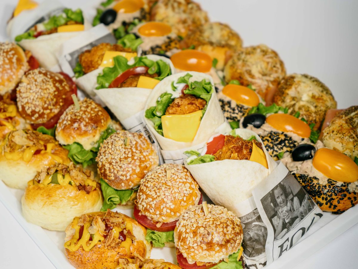 Plateau de mini burgers et wraps garnis