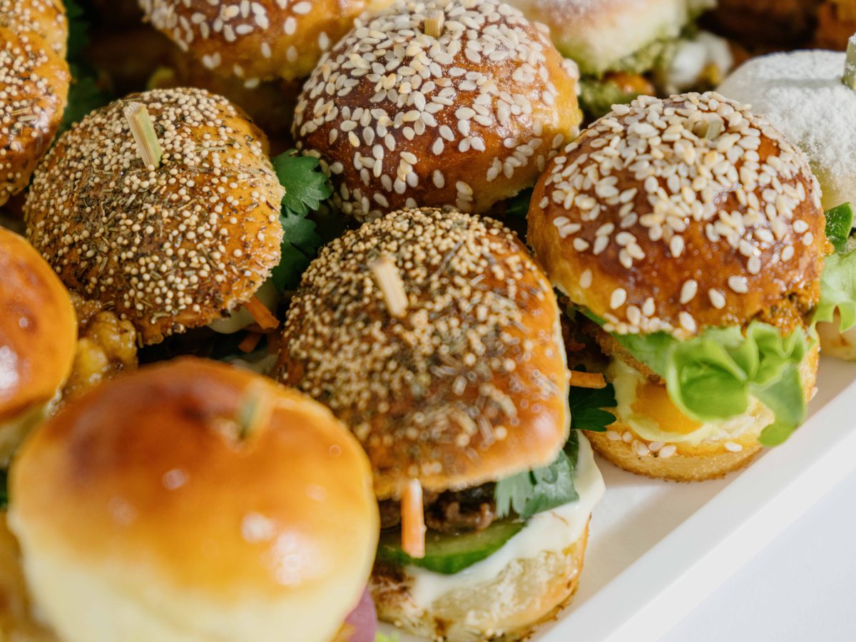 Mini burgers au pain brioché et graines de sésame
