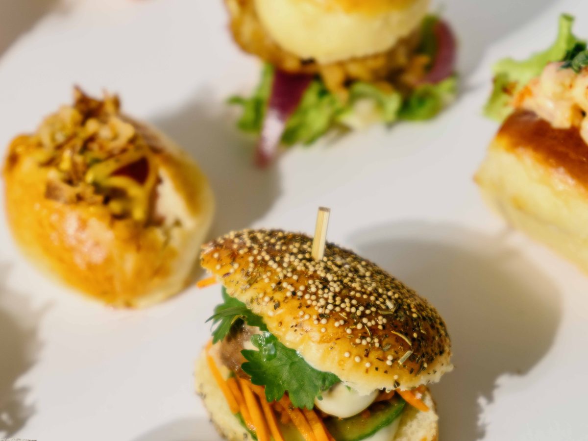 Mini burger aux légumes croquants et coriandre fraîche