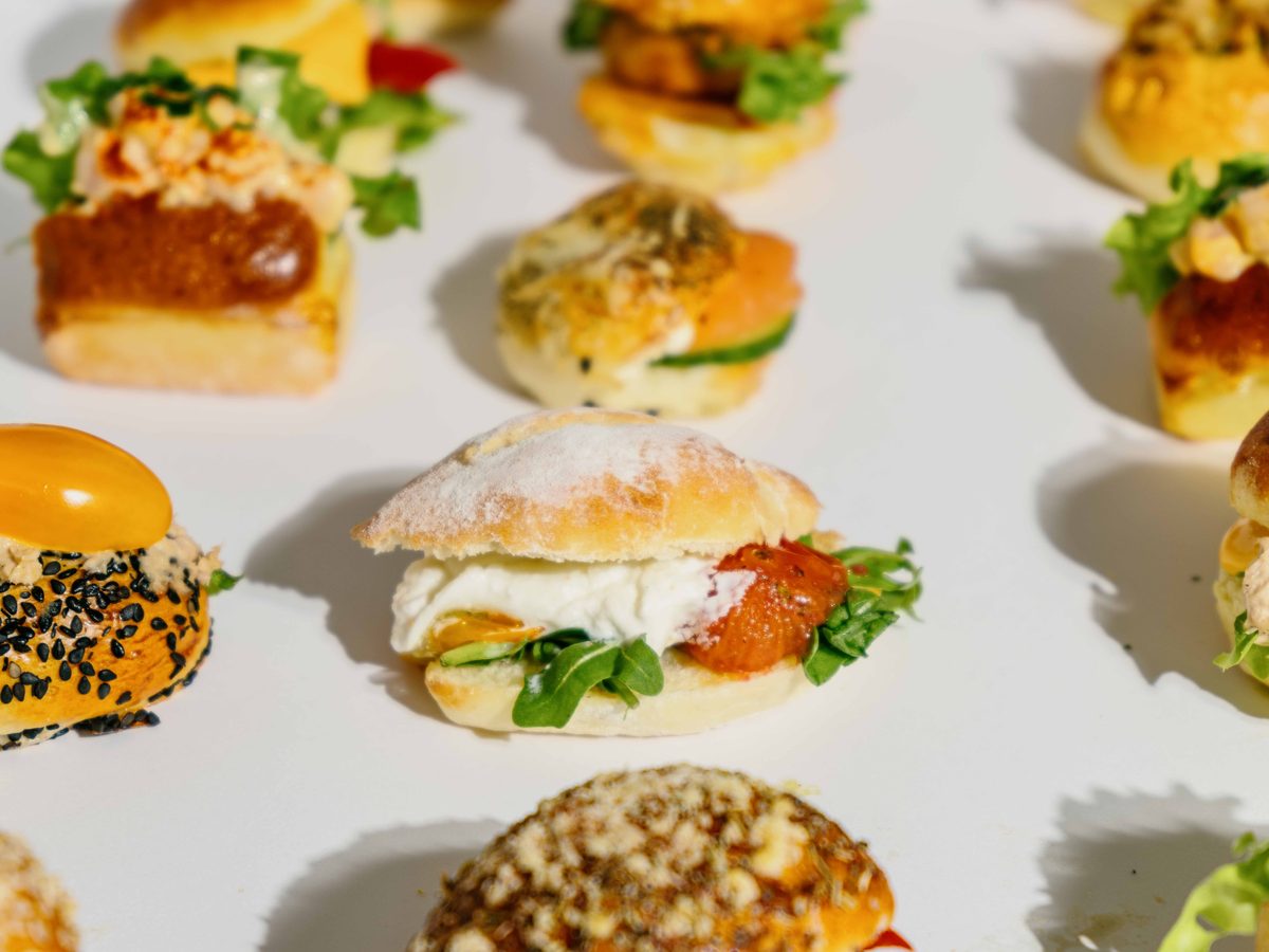 Assortiment de mini burgers salés sur fond clair