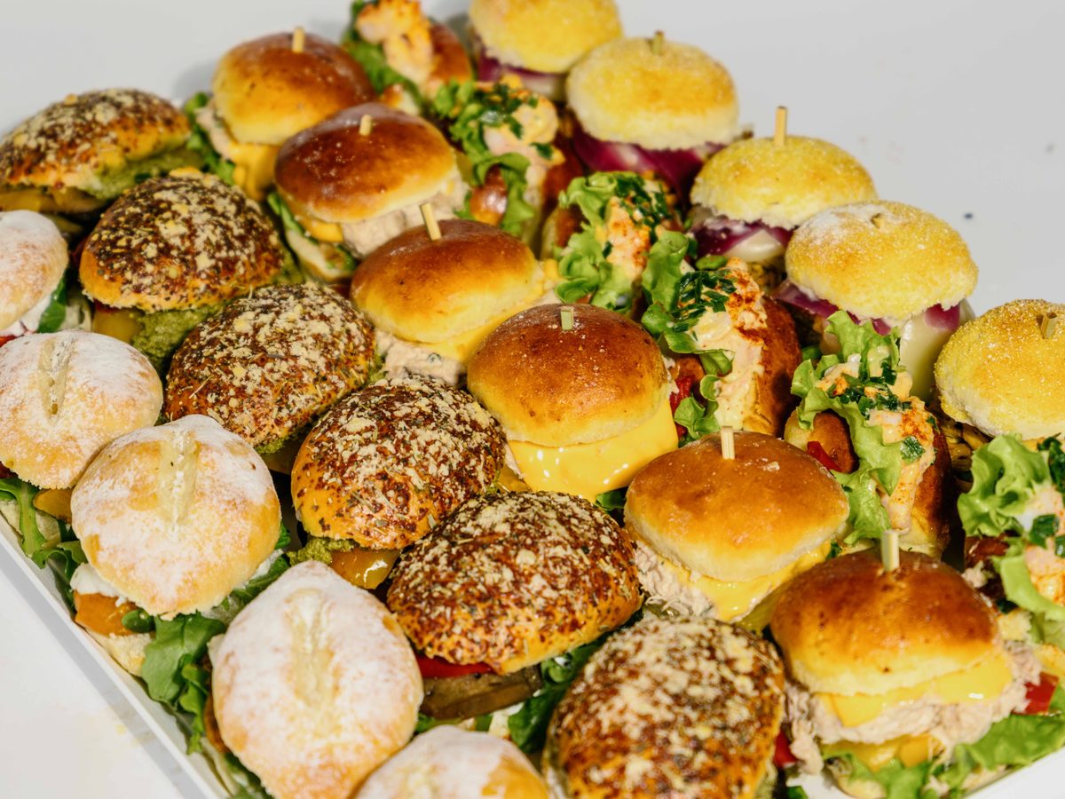Plateau garni de mini burgers assortis