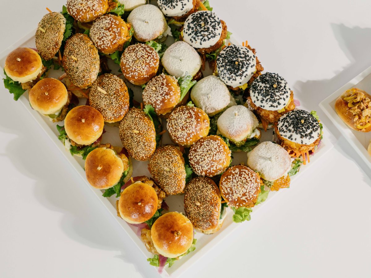 Plateau de mini burgers, pains sésame noir et blanc