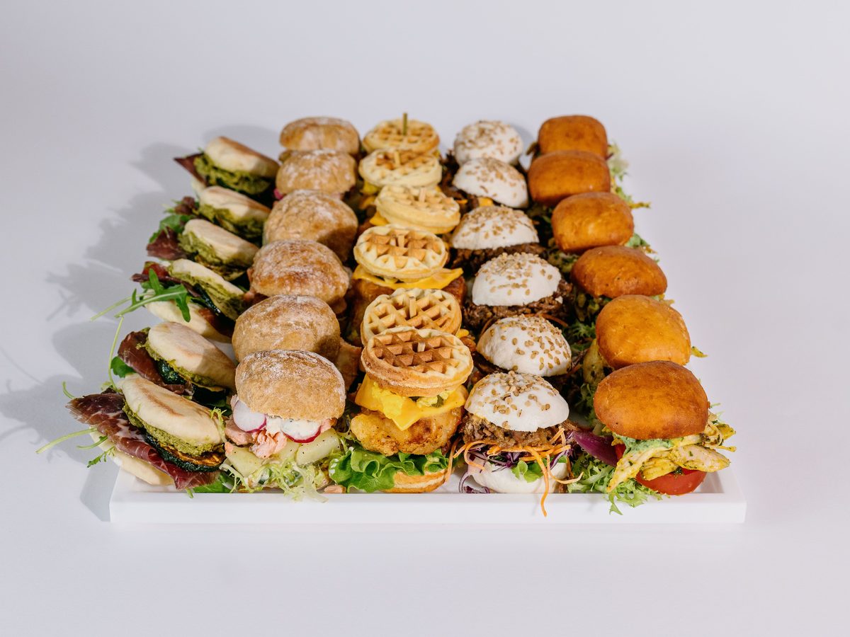 Plateau de mini burgers et gaufres salées