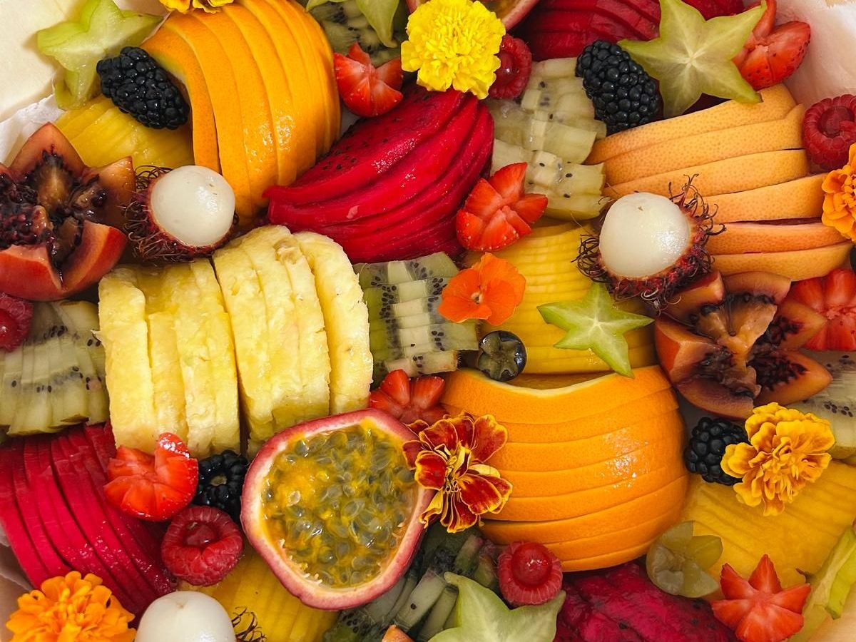 Plateau de fruits frais et fleurs comestibles pour un événement privé